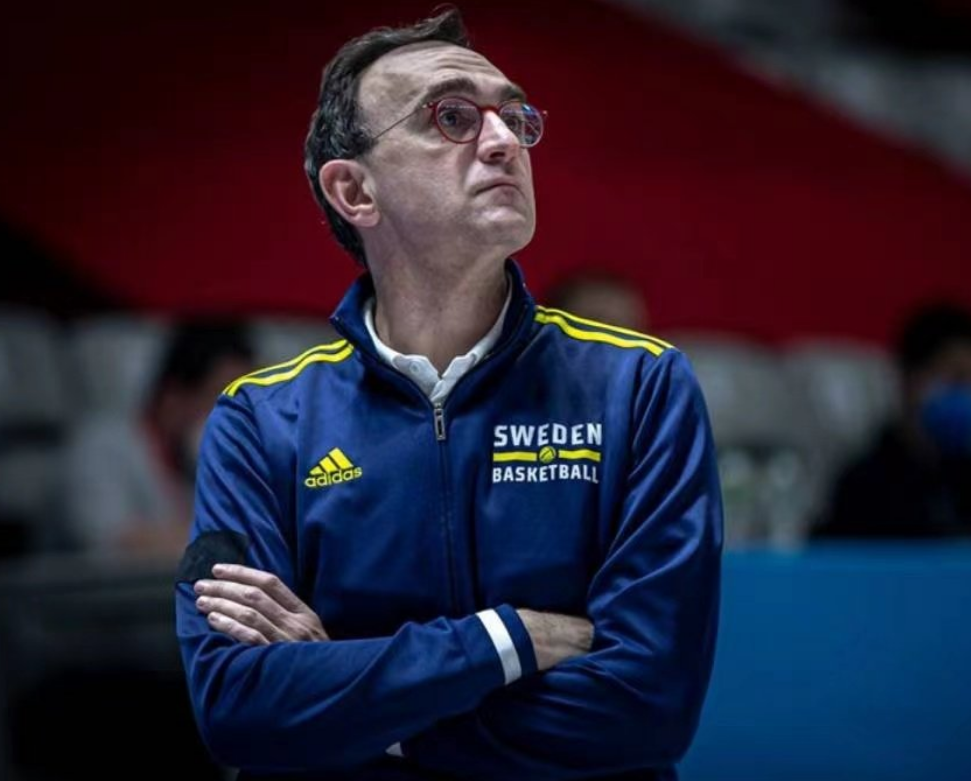 意外失误!球队助理教练犯错,导致比赛失利的简单介绍