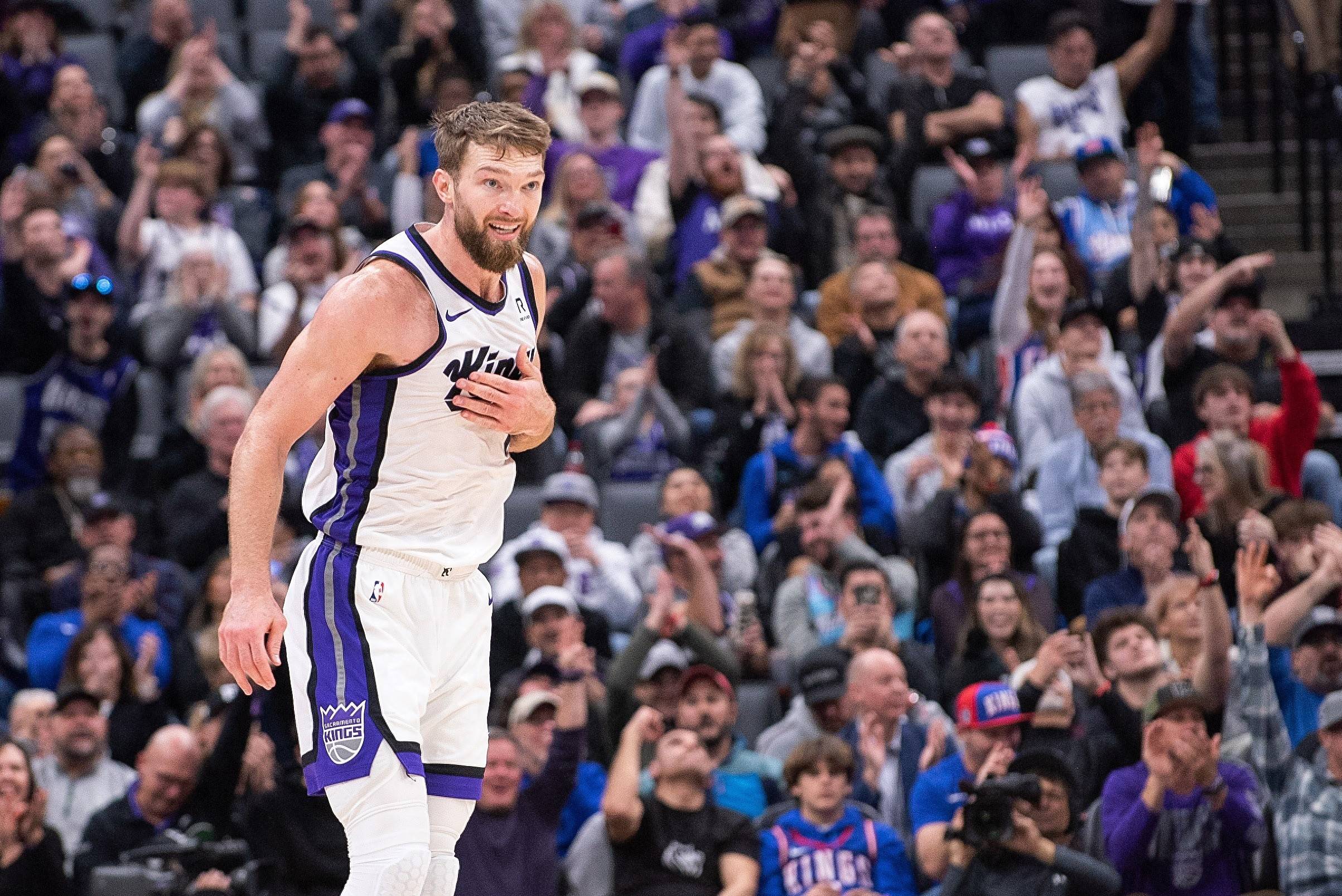 包含勇士后卫因伤缺席比赛,球队备战受影响的词条