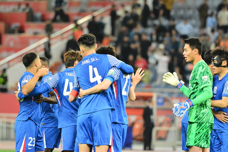 申花队大胜贵州,球员们庆祝满场 申花队大胜贵州,球员们庆祝满场
