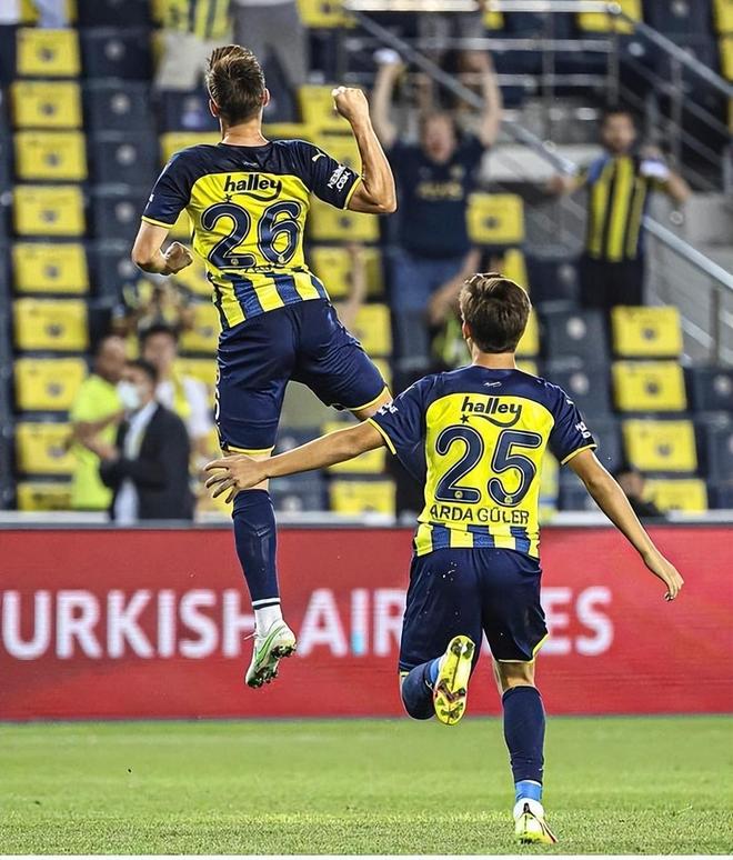 土耳其球员下场受伤，芬兰队上演绝杀,惊险比赛让球迷热血沸腾